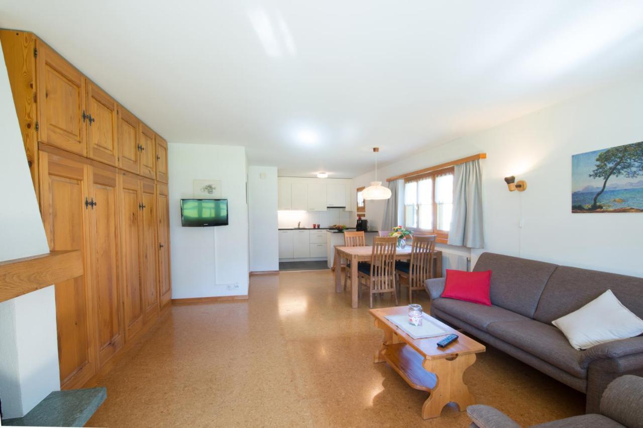 Ferienwohnungen Muntschi Andeer Camera foto