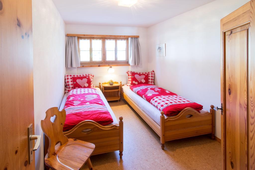 Ferienwohnungen Muntschi Andeer Camera foto
